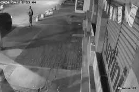 VIDEO: Homem é Executado a Tiros e, Segundos Depois, Tem o Celular Furtado