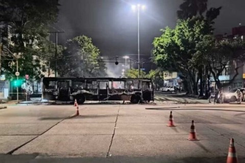 Grupo de 50 pessoas bloqueia avenida e incendeia dois ônibus em Porto Alegre