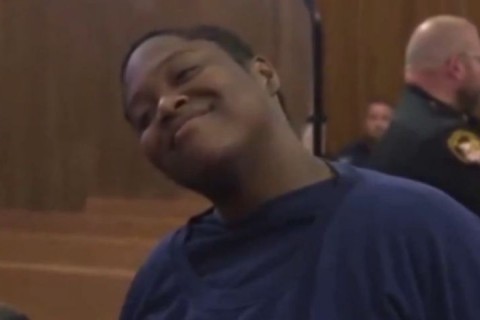 “Monstruosidade”: mulher que matou menino de 3 anos sorri enquanto ouve sentença; veja vídeo