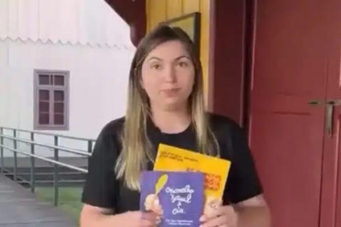 Prefeita da direita reage a livros ideológicos e joga todos no lixo, VEJA VÍDEO