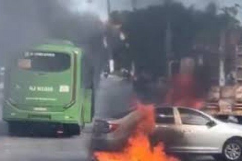 Manipulação Criminosa: Moradores de Caxias Forçados a Incendiar Ônibus em Protesto Contra Ação Policial