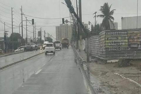 Acidente na Avenida Menino Marcelo requer interdição parcial após queda de poste