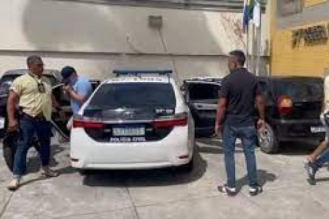 Homens são presos em flagrante com 100 cartões de crédito