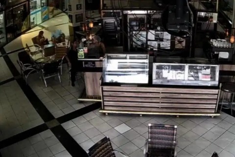Caso de cadáver em agência bancária: câmera flagra parente levando idoso em shopping antes de ser levado ao banco; VEJA VÍDEO
