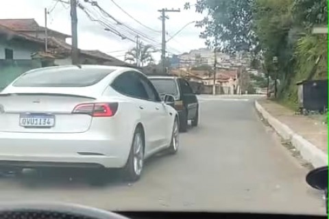 Vídeo: motorista flagra Uno rebocando um Tesla e registro viraliza