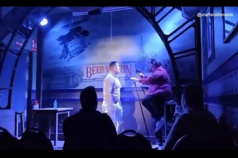 Momento surpreendente: pai espanhol irado dá um soco no rosto do comediante no palco