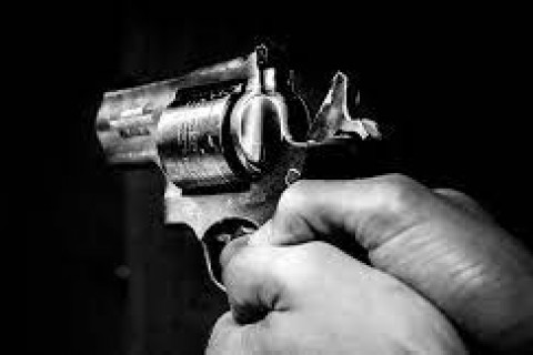 Jovem Dispara Duas Vezes na Cabeça de "Amigo" em Quarto de Motel; Namorada Testemunha o Crime