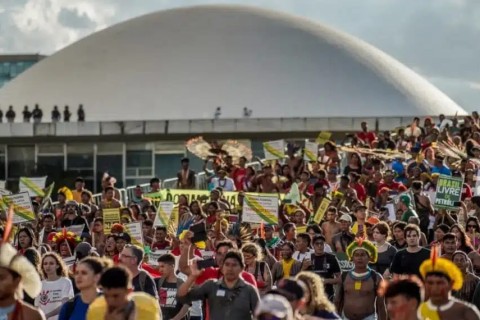 Centenas de indígenas marcham até o Palácio do Planalto e pressionam Lula