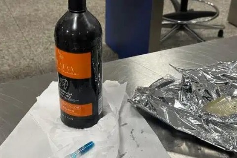 Cocaína líquida disfarçada de shampoo é apreendida no Aeroporto JK