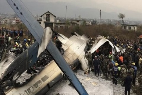 VIDEO:  Acidente de avião no aeroporto de Kathmandu, no Nepal, mata 18; piloto é o único sobrevivente