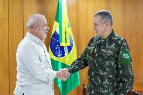 Comandante do Exército Alegando Distância da Política é Contraditório e Hipócrita