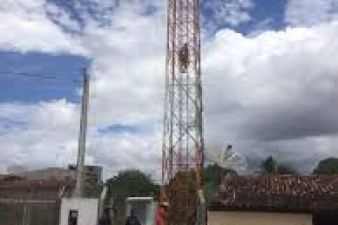 EM TRAIPU: MULHER NUA SOBE EM TORRE DE TELEFONIA E AMEAÇA SE JOGAR