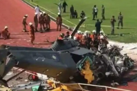 VÍDEO: helicópteros colidem no ar e grave acidente deixa vários mortos na Malásia