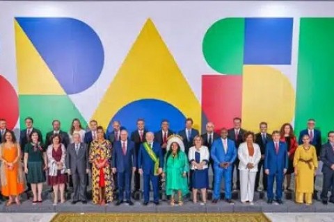 A Esquerda e a Memória do Regime Militar Brasileiro: Críticas e Homenagens