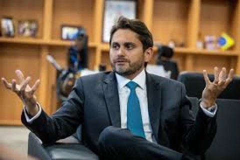 Sob a Sombra do Indiciamento: Ministro das Comunicações Mantém Posição com Apoio de Lula