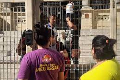 Homem Embriagado é Preso após Invadir Escola e Agredir Alunos e Funcionários