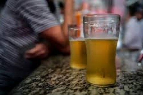 Pai é preso após deixar filho cuidando de bar em MG: ‘servia bebidas e cigarros’