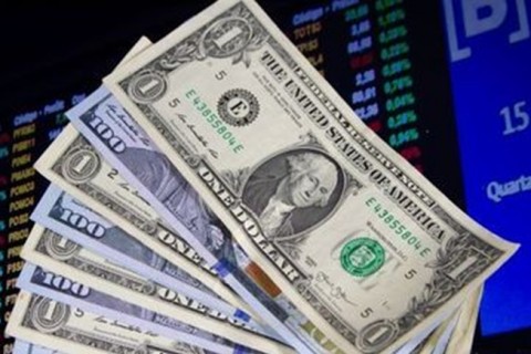 Dólar encosta em R$ 5,60 e fecha 1º semestre com alta de 15%; Ibovespa recua 7,66%
