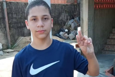 Menino de 13 anos é morto após ser agredido pelas costas na escola