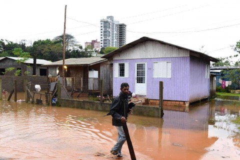 TEMPESTADES  Prefeito no Rio Grande do Sul pede ajuda para resgatar 15 soterrados