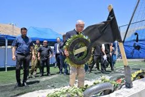 O Primeiro-Ministro Netanyahu Prometeu uma Resposta Forte ao Ataque do Hezbollah que Matou 12 Crianças, Apesar dos Apelos internacionais por Moderação.