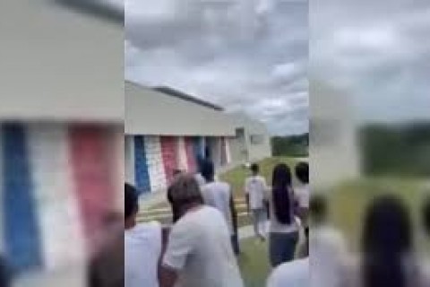 VIDEO: Estudante Tenta Atacar Colega Com Faca e Gera Confusão em Escola na Região Metropolitana de Salvador
