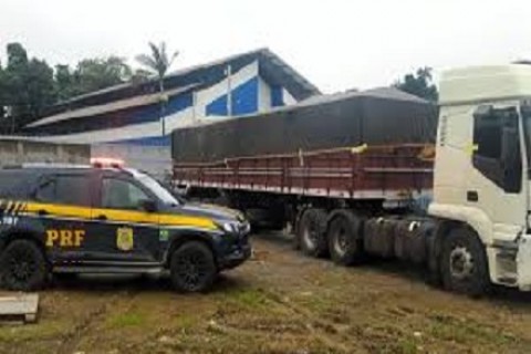 Traficantes Usam Carreta de Doações para Transporte de Drogas: 51 Quilos de Cocaína e Crack Apreendidos