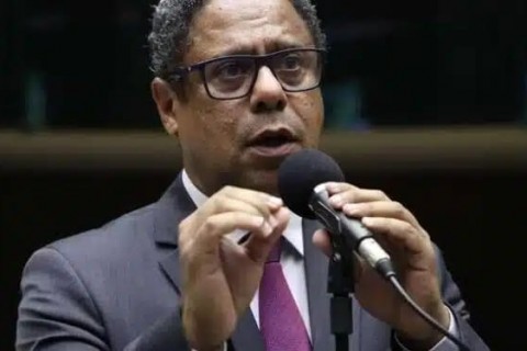 Ministro da AGU e deputado comunista geram polêmica e viram notícia em jornal britânico depois de criticarem Musk e Twitter/X