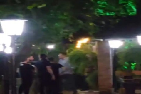 Deputado federal de partido de esquerda esbofeteia jornalista; VEJA VÍDEO