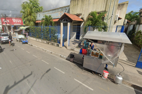Jovem é brutalmente agredida a golpes de capacete em confronto entre torcidas ao chegar à escola