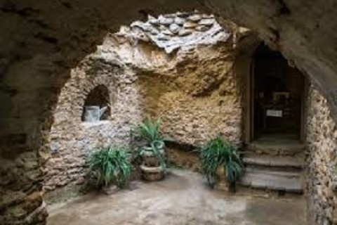 Homem passa 40 anos construindo caverna abaixo do solo para fugir do calor e resultado impressiona; VEJA FOTOS