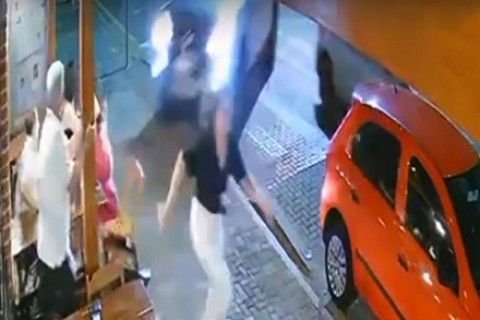 Vídeo: Carro Desgovernado Invade Calçada, Atinge Família e Mata Mãe e Filha
